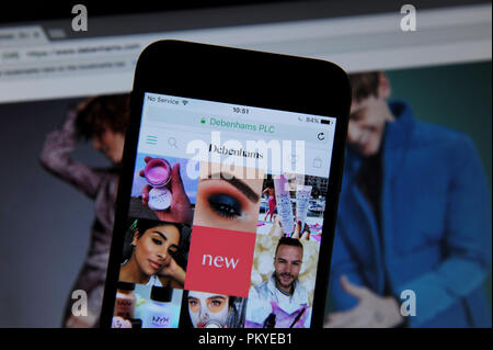 Sito web Debenhams su un telefono e sito web Foto Stock