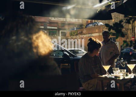 Una donna a Beirut Libano bere il suo caffè all'esterno 2018 Foto Stock