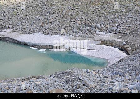 Lastre di ghiaccio rotto da un ghiacciaio in un lago glaciale in montagna come il clima si riscalda. Foto Stock