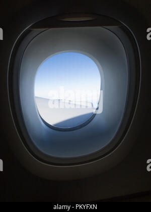 Guardando fuori attraverso il finestrino per aerei di un Airbus A380 durante il volo intercontinentale. Foto Stock