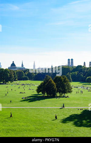 München Monaco di Baviera: Englischer Garten (giardino inglese), vista dal tempio Monopteros al centro città, persone sunbather, prato, chiesa Frauenkirche, Oberb Foto Stock