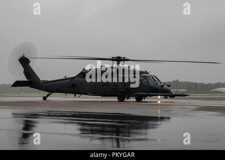 Avieri e attrezzature da 334 Aria Gruppo Expeditionary arrivati alla base comune a bordo di Charleston HC-130J contro il re II aeromobili e HH-60G spianare i falchi da Moody Air Force Base, Sett. 15, 2018. La AEG 334 sono pre-posizionato in modo da essere pronti a fornire sollievo nella scia della tempesta tropicale Firenze. La 334 AEG è un ricerca expeditionary e unità di salvataggio composta da 23d Ala e 920th ala di salvataggio personale e risorse pronte per eseguire la superficie, ad ala fissa e rotante operazioni SAR quando necessario. (U.S. Air Force Foto di Technical Sgt. Chris Hibben) Foto Stock