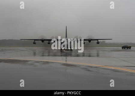 Avieri e attrezzature da 334 Aria Gruppo Expeditionary arrivati alla base comune a bordo di Charleston HC-130J contro il re II aeromobili e HH-60G spianare i falchi da Moody Air Force Base, Sett. 15, 2018. La AEG 334 sono pre-posizionato in modo da essere pronti a fornire sollievo nella scia della tempesta tropicale Firenze. La 334 AEG è un ricerca expeditionary e unità di salvataggio composta da 23d Ala e 920th ala di salvataggio personale e risorse pronte per eseguire la superficie, ad ala fissa e rotante operazioni SAR quando necessario. (U.S. Air Force Foto di Technical Sgt. Chris Hibben) Foto Stock