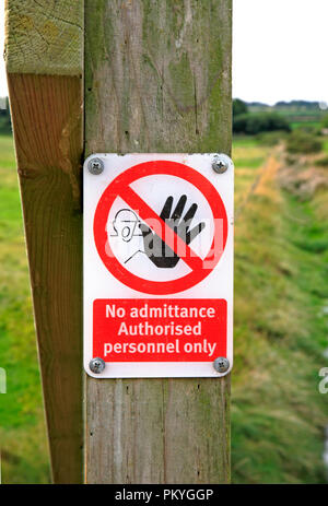 Un ingresso vietato solo personale autorizzato segno da parte del Norfolk Coast Path a Morston, Norfolk, Inghilterra, Regno Unito, Europa. Foto Stock