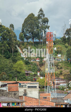 Torre di telecomunicazioni nel cuore della turistica cittadina del Salento, Colombia Foto Stock