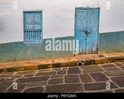 Barichara, Colombia, Santander, strada coloniale con bianchi edifici storici porta e vedova Foto Stock