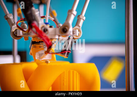 Stampa parti arancione su una stampante 3D Foto Stock