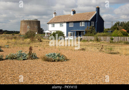 Casa sulla spiaggia e la storica Martello Tower AA, strada di ciottoli, Suffolk, Inghilterra, Regno Unito Foto Stock