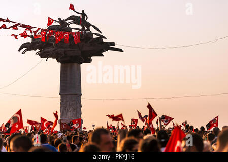 Izmir, Turchia - 9 settembre 2018. Struttura repubblicana con bandiere e la gente con il solista della Turk Air show. Per la celebrazione del Giorno di Indipendenza di Iz Foto Stock