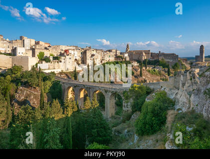 Gravina in Puglia (Italia) - La suggestiva città vecchia in pietra come Matera, in provincia di Bari, Puglia. Qui una vista del centro storico. Foto Stock