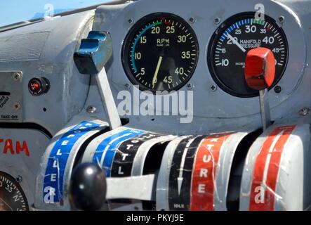 Comandi di volo e la plancia portastrumenti di vintage retrò De Havilland Beaver aeromobili commerciali Foto Stock