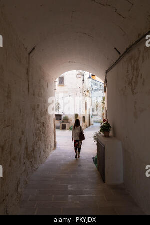 Gravina in Puglia (Italia) - La suggestiva città vecchia in pietra come Matera, in provincia di Bari, Puglia. Qui una vista del centro storico. Foto Stock