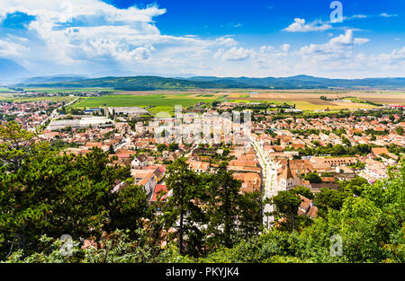 Rasnov, Romania: vista panoramica della città come si vede dalle pareti della cittadella. Foto Stock