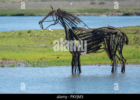 La scialuppa di salvataggio cavallo scultura di Rachael a lungo in Wells-Next-The-Sea Harbour Foto Stock