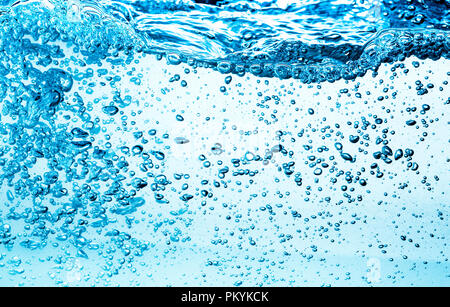 Molte bolle in acqua vicino, astratto onda di acqua con bolle Foto Stock