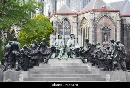 Statua di bronzo di fratelli Van Eyck - Hubert e Jan con San Bavo sullo sfondo, Gand, Belgio Foto Stock