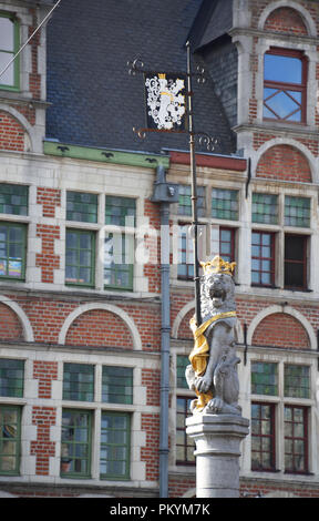 La scultura del leone fiammingo tenendo lo stemma di Ghent, Belgio Foto Stock