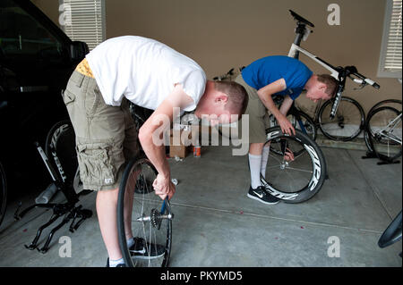 Stati Uniti - 21 Giugno: Shane Scoggin e Justin Mauch di HPC Elenco / Bicicletta Outfitters prepara il suo TT bike il giorno prima dell'inizio dell'USA Cycl Foto Stock