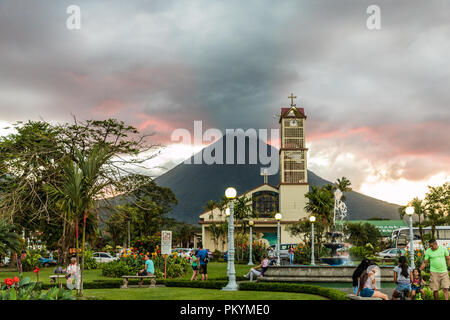 Una tipica vista in La Fortuna in Costa Rica. Foto Stock