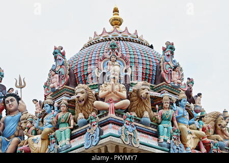 Sculture del tetto e delle divinità, il Tempio di Sri Mariamman, Chinatown, Singapore, Asia Foto Stock