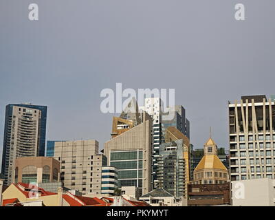 Lo skyline di Singapore come visto dal Dente del Buddha reliquia tempio Foto Stock