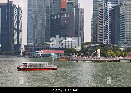 Porto di Singapore, Singapore, turisti si riuniscono presso la Fontana di Merlion Foto Stock