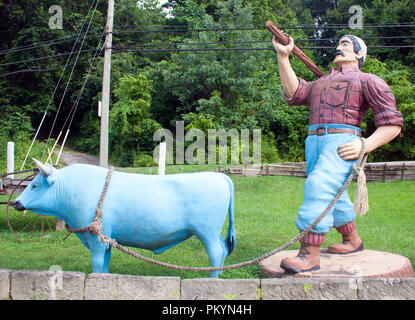 Statue di Paul Bunyan e Babe the Blue Ox a Eleanor, West Virginia: La leggenda popolare incontra il fascino della strada in stile boscaiolo. Foto Stock