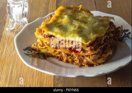 Lasagne che serve la cena sulla piastra - Fetta di lasagna di carne pasta close up Foto Stock