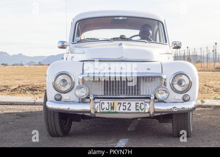 Queenstown, Sud Africa, 17 Giugno 2017: Vintage White veicolo Volvo sul display a Queenstown Air Show - illustrativi immagine editoriale Foto Stock