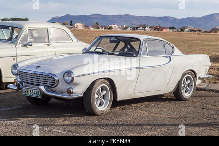 Queenstown, Sud Africa, 17 Giugno 2017: Vintage White veicolo Volvo sul display a Queenstown Air Show - illustrativi immagine editoriale Foto Stock