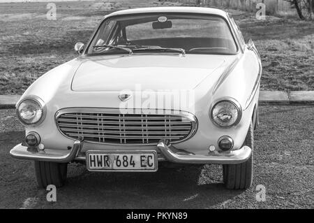 Queenstown, Sud Africa, 17 Giugno 2017: Vintage White veicolo Volvo sul display a Queenstown Air Show - illustrativi immagine editoriale Foto Stock