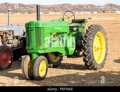 Queenstown, Sud Africa, 17 Giugno 2017: Vintage trattore John Deere sul display a Queenstown Air Show - illustrativi immagine editoriale Foto Stock