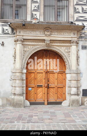 La vecchia porta in Ulica Kanonicza Street, Stare Miasto old town, Cracovia, Piccola Polonia, Polonia, Europa Foto Stock