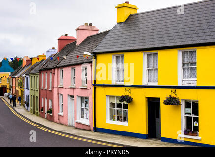 Strada principale con casa colorati in linea Eyeries, County Cork, Irlanda Foto Stock