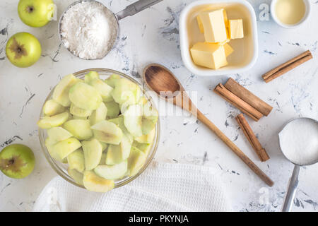 Torta di mele ingredienti - Vista Superiore Foto di bastoncini di cannella, zucchero, mele, la farina, il burro e il succo di limone in preparazione per la realizzazione di una fetta di torta di mele Foto Stock