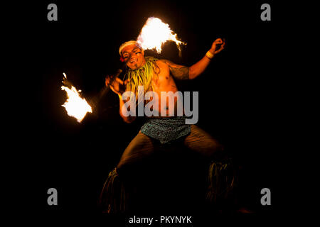 Un incendio-ballerina coltello svolge nel centro di Apia per Teuila Festival 2012. Foto Stock