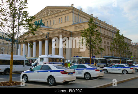 Auto della polizia per le strade di Mosca Teatro Bolshoi Foto Stock