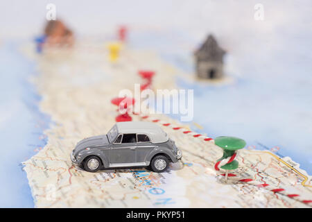 Idea astratta di noleggiare un auto. Autovettura di piccole dimensioni sulla mappa. Astratto Foto di viaggio. Foto Stock