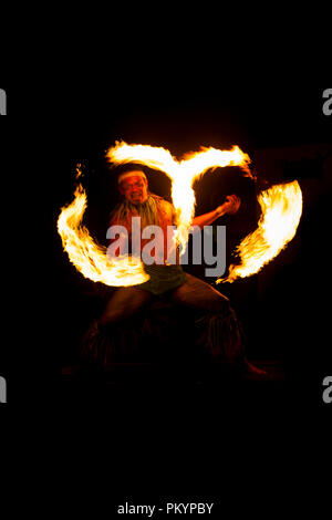 Un incendio-ballerina coltello svolge nel centro di Apia per Teuila Festival 2012. Foto Stock