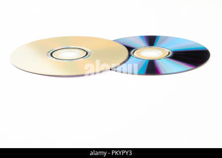 Due compact disc su sfondo bianco. CD e DVD disks isolato su bianco. Cerchio lucido dischi per computer. Foto Stock