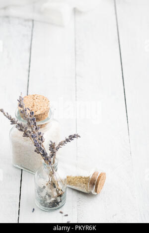 Lavanda fiori secchi con sale marino. Spazio per il testo. Foto Stock