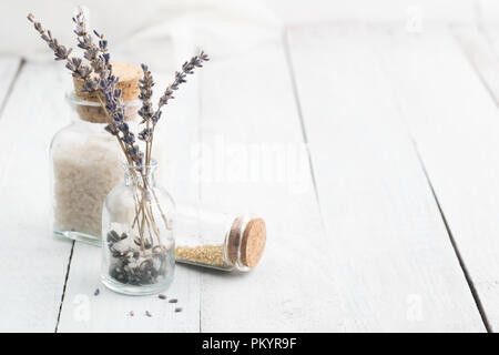 Lavanda fiori secchi con sale marino. Spazio per il testo. Foto Stock