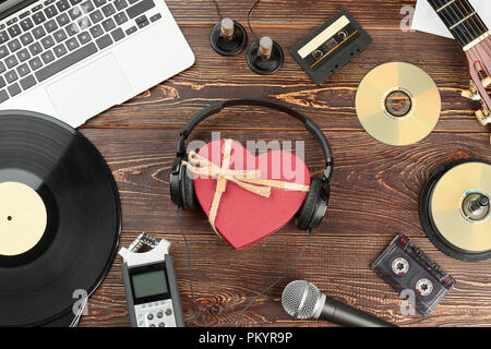 Dispositivi audio su sfondo di legno. Compositore o dj luogo di lavoro con moderni e superati gli oggetti musicali. Amore alla musica di sottofondo. Foto Stock