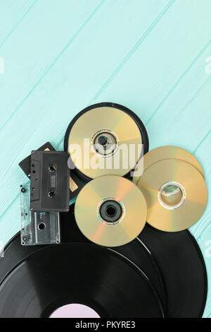 Compact disc, cassette e dischi in vinile. Foto Stock