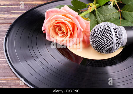 Dischi in Vinile con microfono e rose. Foto Stock