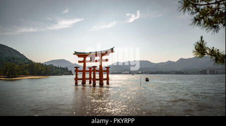 Floating gate Torii panorama su alta marea Foto Stock