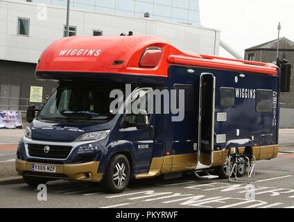 Wiggins cycling team pullman in prossimità del traguardo alla prima tappa del tour della Gran Bretagna 2018 nella città di Newport South Wales GB UK 2018 Foto Stock