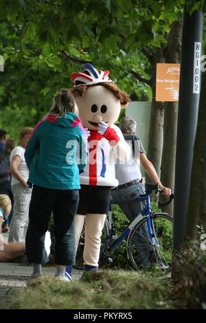 Mascotte Ufficiale al traguardo alla prima tappa del tour della Gran Bretagna 2018 nella città di Newport South Wales GB UK 2018 Foto Stock