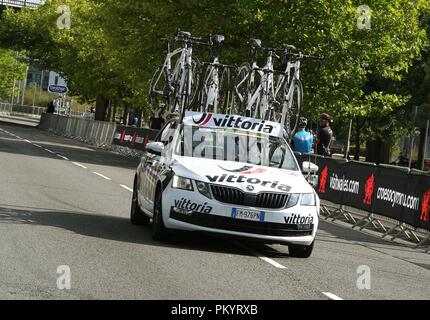 Tour della Gran Bretagna team veicolo di supporto in prossimità del traguardo alla prima tappa del tour della Gran Bretagna 2018 nella città di Newport South Wales GB UK 2018 Foto Stock