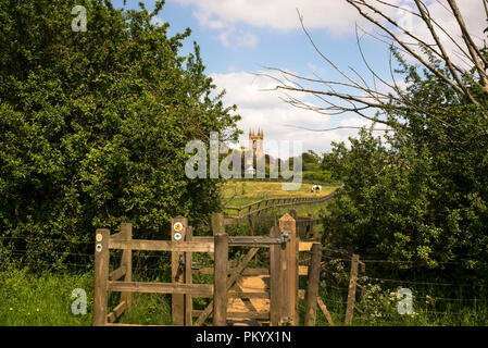 Il villaggio di Broadway e la torre di St Michaels e All Angol Church, passa attraverso il cancello del bacio e segui Cotswold Way, Inghilterra. Foto Stock